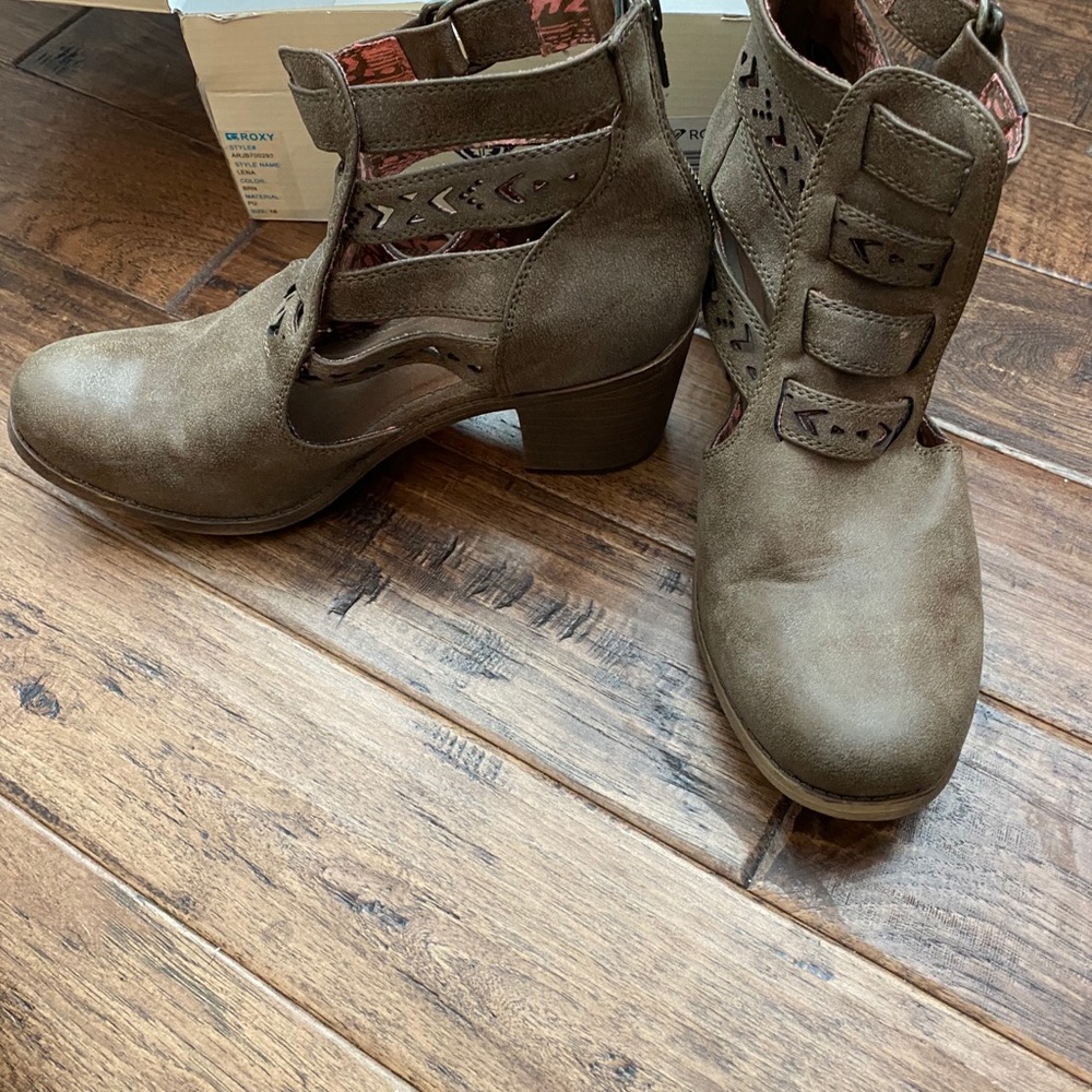 Adorable Roxy bootie - Picture 3 of 6